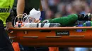 Tim medis membawa Kiper Manchester City Ederson usai wajahnya dihantam kaki pemain Liverpool Sadio Mane saat pertandingan Liga Inggris di Stadion Etihad, Manchester (9/9). (AFP Photo/Paul Ellis)