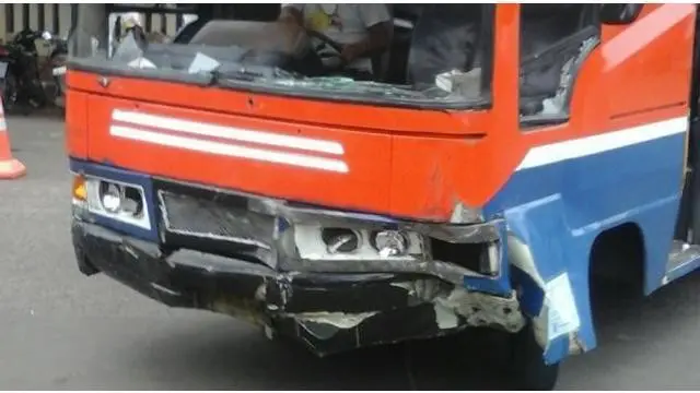 News Flash: Metromini Ugal-ugalan Tabrak Ibu dan Anak