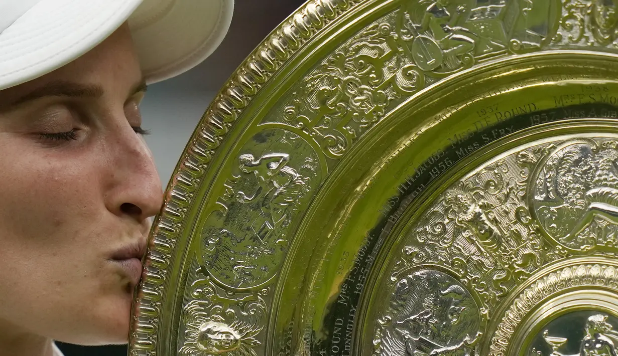 Petenis tunggal putri Republik Ceska, Marketa Vondrousova tampil sebagai juara turnamen Grand Slam Wimbledon 2023 setelah menaklukkan wakil Tunisia peringkat 6 dunia, Ons Jabeur dua set langsung 6-4, 6-4 dalam laga final yang digelar di Center Court All England Lawn and Tennis Club, London, Sabtu (16/7/2023) malam WIB. Dengan hasil ini, Marketa Vondrousova menjadi petenis non-unggulan pertama yang mampu menjuarai Wimbledon sepanjang sejarah. Sementara bagi Ons Jabuer, hasil ini menjadi kekalahan beruntun di laga final Wimbledon mengulangi pencapaiannya tahun 2022. (AP Photo/Alastair Grant)