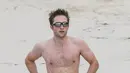Nah yang ini ketika Robert Pattinson tengah berlari di air. Duh, badannya bikin pengin meluk banget ya! (Backgrid/Just Jared)