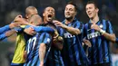 Para pemain Internazionale merayakan gol yang dicetak oleh Gary Medel pada laga Serie A melawan AS Roma di Stadion San Siro, Itali, Sabtu (31/10/2015). (EPA/Matteo Bazzi)