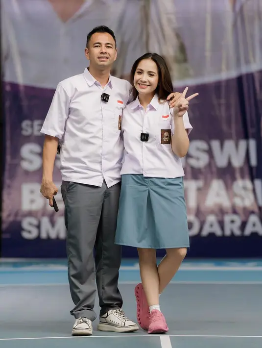 Raffi tampak memadukan seragamnya dengan sneakers warna putih.   [@raffinagita1717]