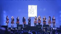 Momen tersebut membuat para fans JKT48 larut dalam nostalgia. Mereka nyanyi sekuat tenaga bareng para oshi. [Adrian Putra/Fimela.com]