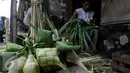 Pengrajin menganyam Daun Ketupat di Pasar Palmerah, Jakarta, Rabu (23/9/2015). Jelang Hari Raya Idul Adha 1436 H Permintaan Daun Ketupat Meningkat dengan harga penjualan 1 ikat (Isi 10 daun ketupat) seharga sepuluh ribu rupiah. (Liputan6.com/Johan Tallo)