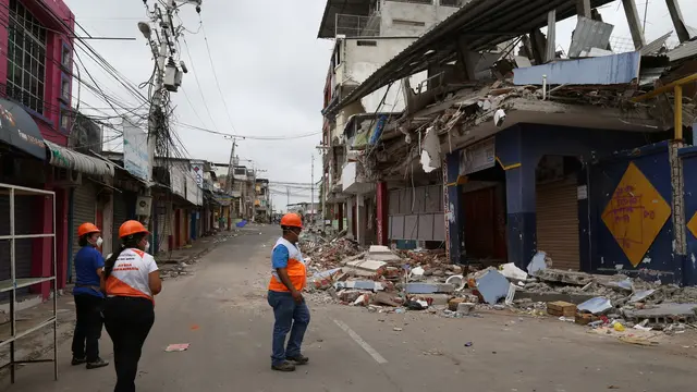 Setelah gempa bumi Ekuador 2016, staf World Vision menilai kerusakan di distrik bisnis Manta, kota pelabuhan utama. (worldvision.org)