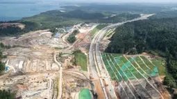 Pemerintah terus melakukan penyelesaian infrastuktur penunjang Ibu Kota Nusantara di Kalimantan Timur, salah satunya jalan bebas hambatan atau jalan tol. (Foto: AFP)