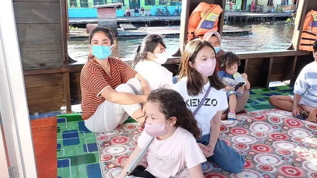 Kumpul Keluarga Mantan Suami, Ini 7 Momen Ussy Sulistyawati Liburan di Kalimantan