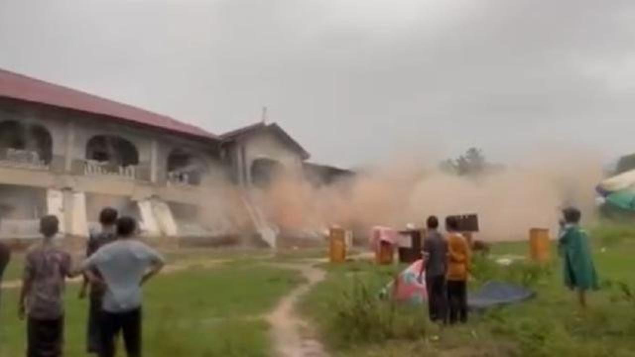 Gedung Pesantren di Aceh Ambruk ke Sungai Akibat Longsor