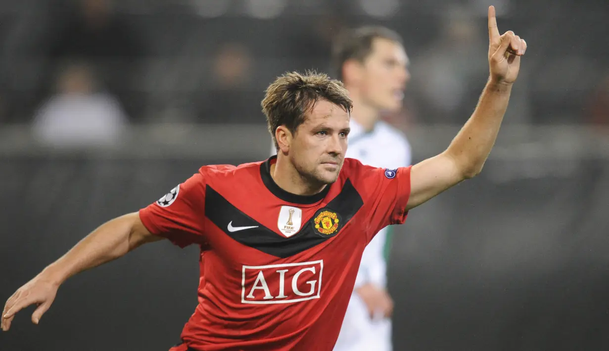 Selebrasi striker Manchester United, Michael Owen setelah mencetak gol ke gawang Wolfsburg pada laga Grup B Liga Champions 2009/2010 di Wolfsburg, Jerman (8/12/2009). Michael Owen yang total membela Manchester United selama 3 musim mulai 2009/2010 hingga 2011/2012, didatangkan Setan Merah secara gratis dari Newcastle United yang harus terdegradasi pada akhir musim 2008/2009. Ia total tampil 52 laga dengan torehan 17 gol dan 3 assist. (AFP/John MacDougall)