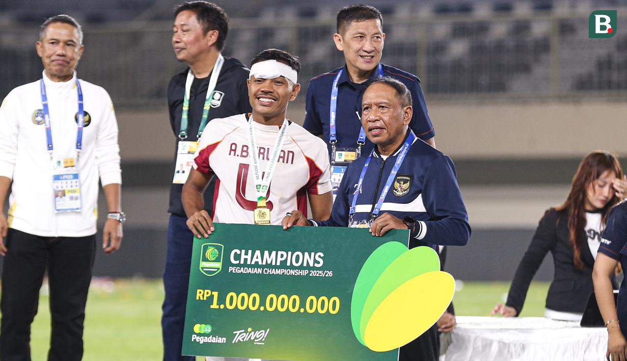 Kapten Garudayaksa, Asep Berlian (kiri) menerima giant check dari wakil ketua PSSI, Zainudin Amali dalam babak final di Stadion Maguwoharjo, Sleman, pada Sabtu (9/5/2026) malam WIB.
