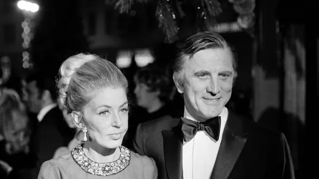 Kirk Douglas dan istrinya, Anne (AP Photo/David F Smith, File)