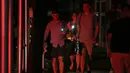 Pejalan kaki menggunakan ponsel mereka sebagai lampu senter selama pemadaman listrik di New York, AS, Sabtu (13/7/2019). Pemadaman listrik ini tentu saja membuat kacau New York. (AP Photo/Michael Owens)