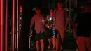 Pejalan kaki menggunakan ponsel mereka sebagai lampu senter selama pemadaman listrik di New York, AS, Sabtu (13/7/2019). Pemadaman listrik ini tentu saja membuat kacau New York. (AP Photo/Michael Owens)