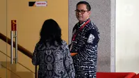 Komisioner Komisi Pemilihan Umum (KPU), Viryan Aziz (kanan) memenuhi panggilan penyidik KPK di Jakarta, Selasa (28/1/2020). Viryan diperiksa sebagai saksi dalam kasus suap terkait pergantian antarwaktu anggota DPR yang menyeret mantan Komisioner KPU Wahyu Setiawan. (merdeka.com/Dwi Narwoko)