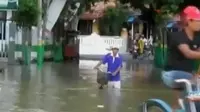 Banjir dengan ketinggian 1 meter lebih ini merendam ribuan rumah warga di kota Sampang dan beberapa desa di sekitar kota.