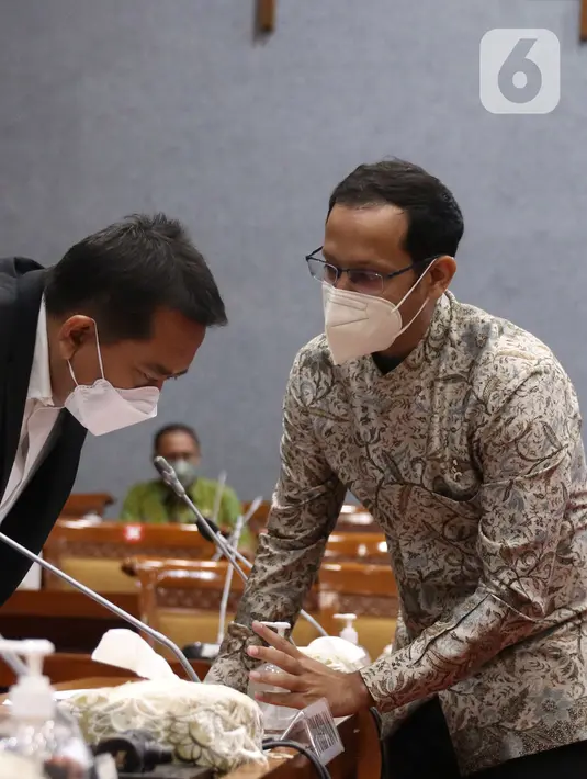 Menteri Pendidikan, Kebudayaan, Riset dan Teknologi Nadiem Makarim berbincang dengan Ketua Komisi X Syaiful Huda disela rapat kerja di Kompleks Parlemen, Senayan, Jakarta, Selasa (12/4/2022). (Liputan6.com/Angga Yuniar)