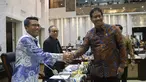 Menteri Keuangan Purbaya Yudhi Sadewa (kanan) berjabat tangan dengan Ketua Komisi XI DPR RI Mukhamad Misbakhun (kiri) sebelum mengikuti rapat kerja di Kompleks Parlemen, Senayan, Jakarta, Rabu (10/9/2025). (merdeka.com/Arie Basuki)