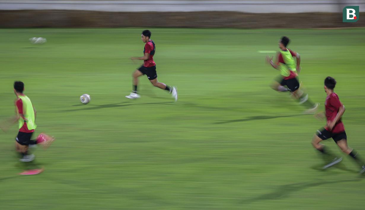 Sejumlah pemain Timnas Indonesia U-22 saat berlatih menjelang SEA Games 2023 di Lapangan A, Kompleks Stadion Utama Gelora Bung Karno (SUGBK), Senayan, Jakarta, Rabu (05/04/2023). Garuda Muda nantinya akan tergabung di Grup A bersama tuan rumah Kamboja, Timor Leste, Filipina, dan Myanmar. (Bola.com/Bagaskara Lazuardi)