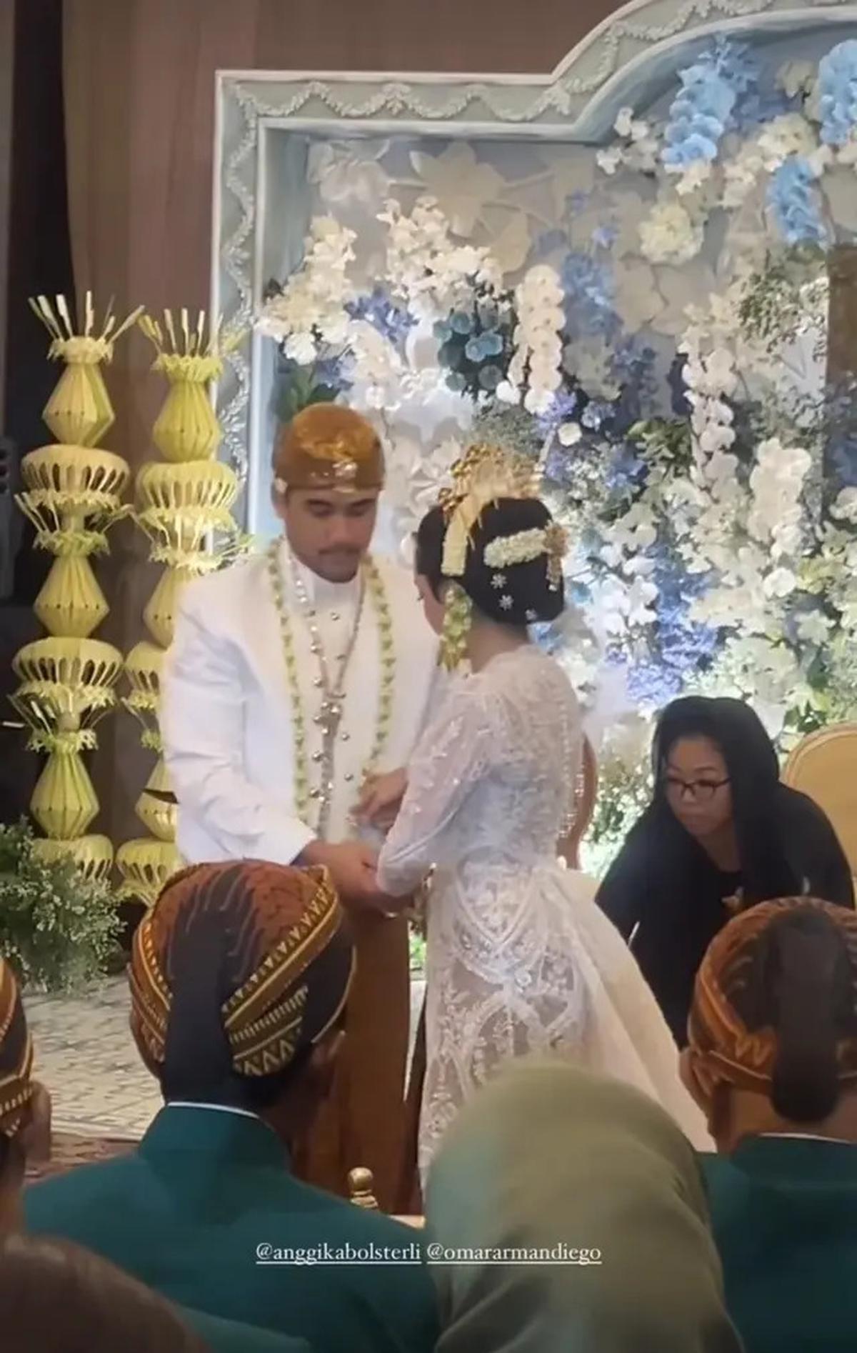 7 Potret Pernikahan Anggika Bolsterli dan Omar Bertema Jawa, Mahar Uang Swiss