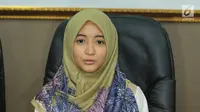 Komika Arafah Rianti menggelar jumpa pres terkait dugaan penipuan yang dialaminya, Jakarta, Kamis (6/7). Arafah menceritakan kronologis penipuan yang dialaminya saat membeli mobil. (Liputan6.com/Helmi Afandi)