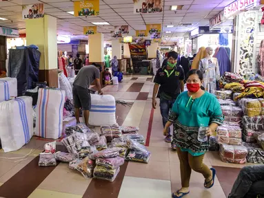 Aktivitas perdagangan di Pasar Tanah Abang Blok A, Jakarta, Senin (15/6/2020). Setelah hampir tiga bulan ditutup, kawasan Pasar Tanah Abang kembali beroperasi pada Senin (15/6) diikuti dengan penerapan protokol kesehatan pencegahan Covid-19. (Liputan6.com/Faizal Fanani)