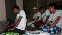 Luar Biasa, Sebelum Bertanding 4 Bintang Persebaya Salat Dulu