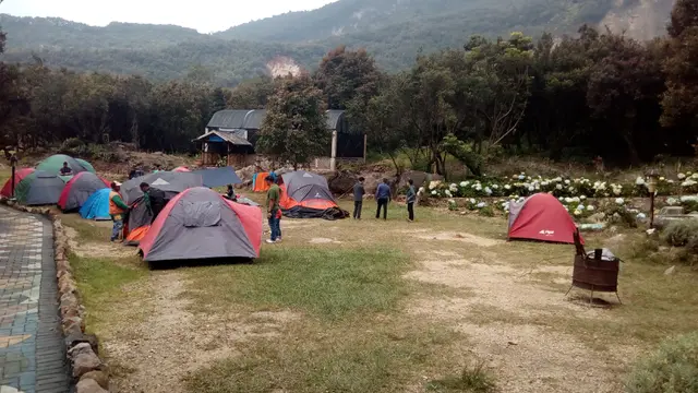 Beberapa tenda pengunjung nampak terlihat di salah satu area camping groud TWA Gunung Papandayan, Garut, Jawa Barat