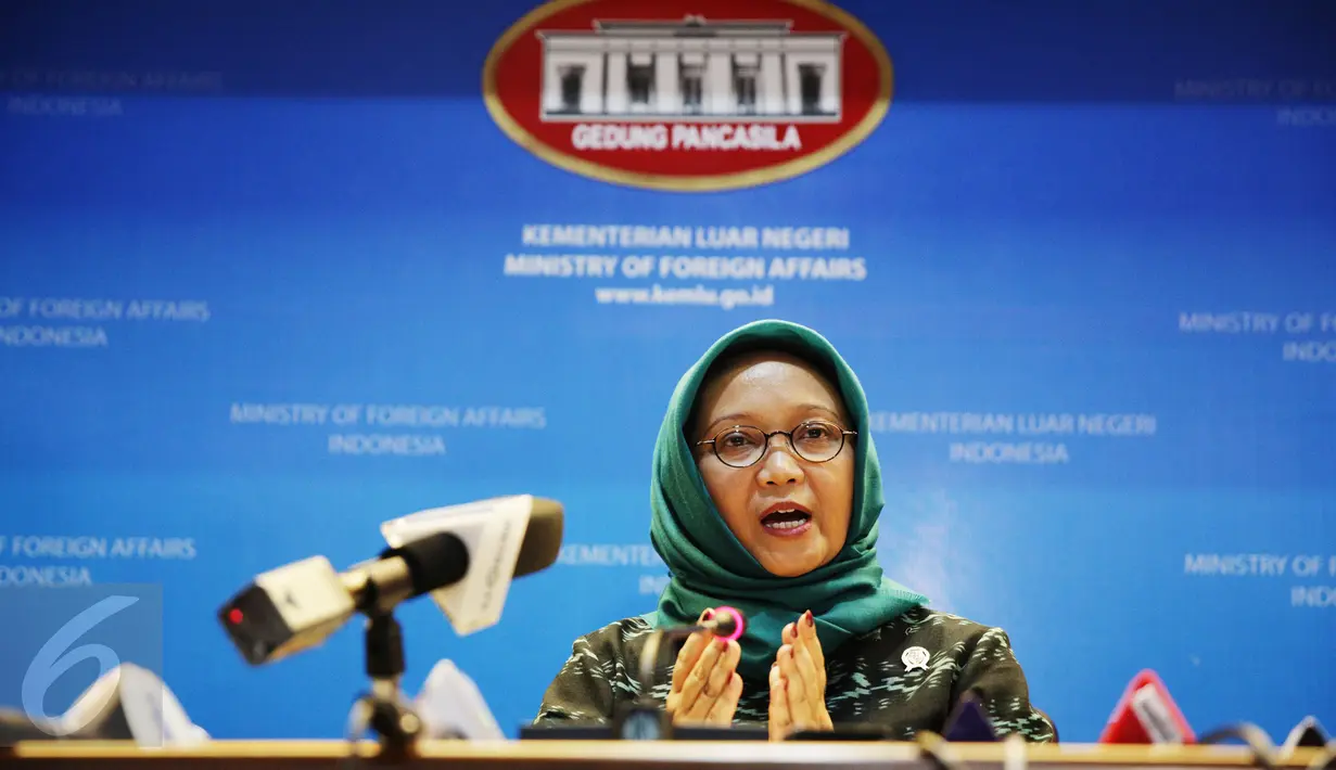 Menlu Retno Marsudi saat memberikan keterangan kepada media di Kemenlu, Jakarta, Jumat (3/2). Retno menjelaskan hasil pertemuan antara Raja Salman bin Abdulaziz Al-Saud dengan tokoh-tokoh lintas agama. (Liputan6.com/Angga Yuniar)
