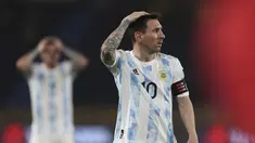 Penyerang timnas Argentina, Lionel Messi memberikan gesture pada laga lanjutan Kualifikasi Piala Dunia 2022 Zona Amerika Selatan melawan Kolombia di Stadion Metropolitano, Rabu (9/6/2021) pagi WIB. Argentina harus puas bermain imbang 2-2 dengan Kolombia. (AP Photo/Fernando Vergara)