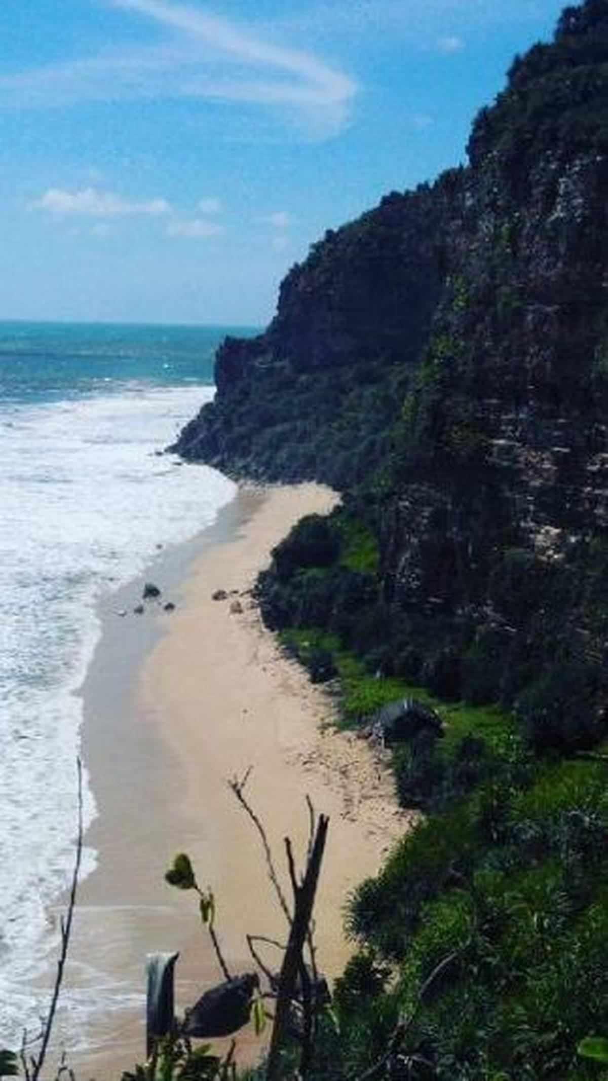 Untuk menuju ke pantai ini, medannya cukup sulit. Oleh karena itu, pengelola desa wisata menyiapkan jip untuk bertualang.