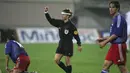 Nicole Petignat. Wasit wanita asal Swiss ini menjadi wasit pertama yang memimpin pertandingan sepakbola pria di babak penyisihan Piala UEFA tahun 2003 antara AIK Fotboll (Swedia) melawan Fylkir (Islandia). (AFP/John MacDougall)