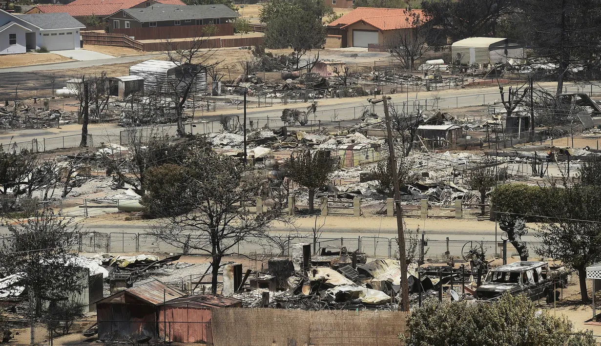 Suasana pemukiman warga di perkampungan Erskine di sepanjang South Lake, California, AS (24/6). Musibah yang disebabkan oleh kebakaran hutan ini telah menghanguskan sebuah perkampungan warga di California. (REUTERS/Noah Berger)