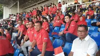 Suporter mendukung perjuangan timnas Indonesia U-22 saat bertemu Thailand di Stadion Rizal Memorial, Mania, Selasa (26/11/2019) (Humas KBRI Manila)