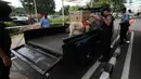 Unit K9 melakukan pemeriksaan kendaraan di kompleks Parlemen, Jakarta, Kamis (17/10/2019). Pengamanan Kompleks Parlemen makin diperketat jelang pelantikan Presiden dan Wakil Presiden terpilih Joko Widodo-Ma'ruf Amin pada 20 Oktober 2019. (Liputan6.com/JohanTallo)