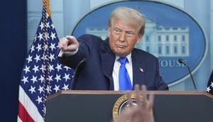 Presiden Donald Trump menunjuk seorang wartawan untuk mengajukan pertanyaan saat berbicara kepada media, Jumat (27/6/2025), di Gedung Putih, Washington, DC, Amerika Serikat. (Dok. AP/Jacquelyn Martin)&nbsp;