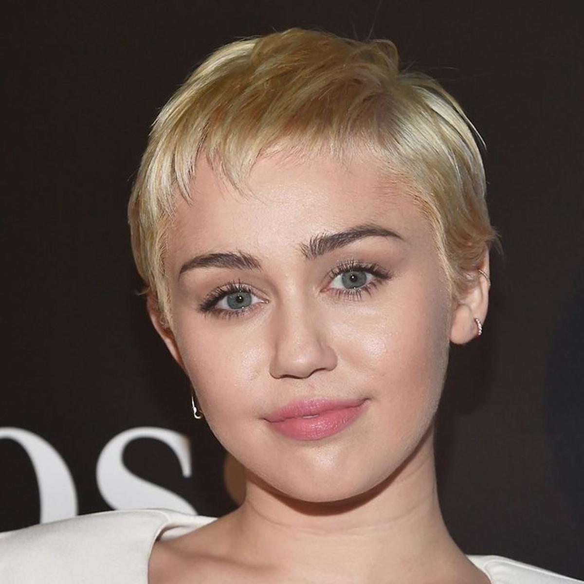 Potret Miley Cyrus dengan Rambut Micro Pixie-nya (©Pinterest)
