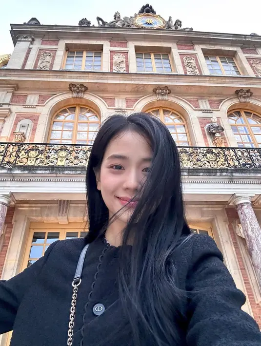 Jisoo Blackpink saat berada di Paris. (Foto: Instagram/ sooyaaa__)