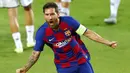 Striker Barcelona, Lionel Messi, melakukan selebrasi usai membobol gawang Napoli pada laga Liga Champions di Stadion Camp Nou, Sabtu (8/8/2020). Barcelona menang 3-1 atas Napoli. (AP/Joan Monfort)