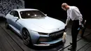 Seorang pekerja membersihkan mobil Genesis New York Concept saat ditampilkan di Paris Auto Show di Paris, Prancis (29/9). (REUTERS/Benoit Tessier)