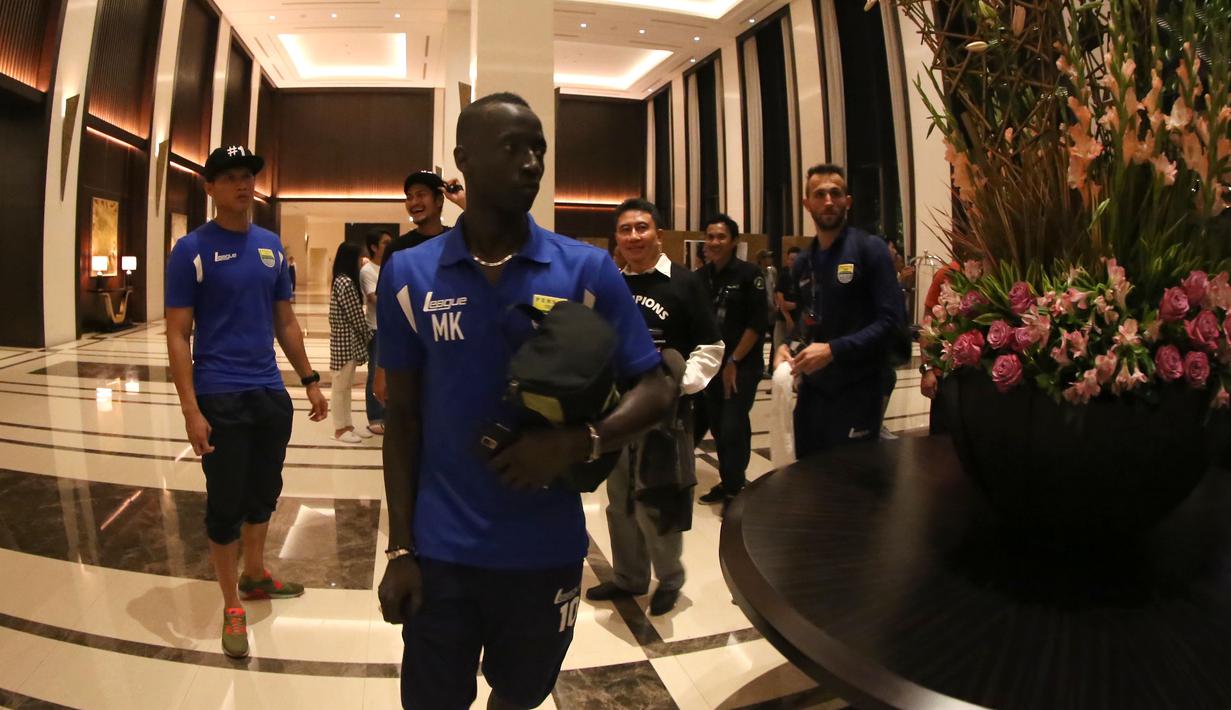 Pemain Persib, Makan Konate dan teman-temannya saat tiba di hotel setelah final Piala Presiden 2015 di Stadion Utama Gelora Bung Karno, Jakarta, Minggu (18/10/2015). (Bola.com/Nick Hanoatubun)