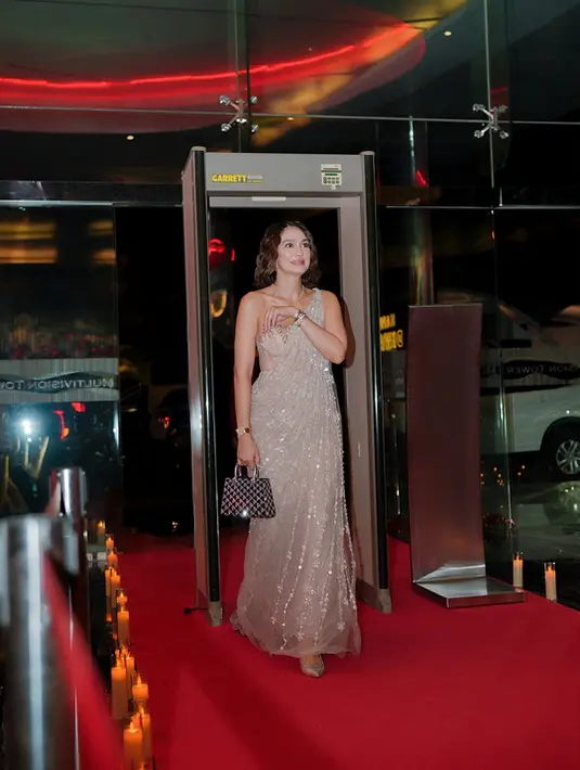 Lengkapi busana bernuansa kristal, Luna Maya jinjing tas Bvlgari Serpentine Duo Top Handle. Tas full kristal Calla topaz dan platinum berwarna hitam putih itu dibanderol dengan harga berkisar Rp114jutaan [@lunamaya]