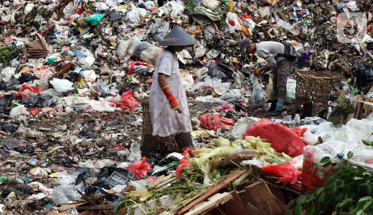 Pemulung memilah sampah di Tempat Pembuangan Sementara Kalibata, Jakarta, Jumat (10/4/2020). Kadis Lingkungan Hidup DKI Jakarta, Andono Warih mengatakan terjadi penurunan tonase sampah rata-rata 620 ton per hari selama penerapan WFH akibat pandemi Covid-19. (Liputan6.com/Helmi Fithriansyah)