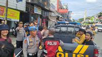 Polisi mengangkut sejumlah orang yang diduga lakukan pemalakan berkedok jukir di Banjaran, Kabupaten Bandung, Selasa, 20 Mei 2025. (Dok. Polresta Bandung).