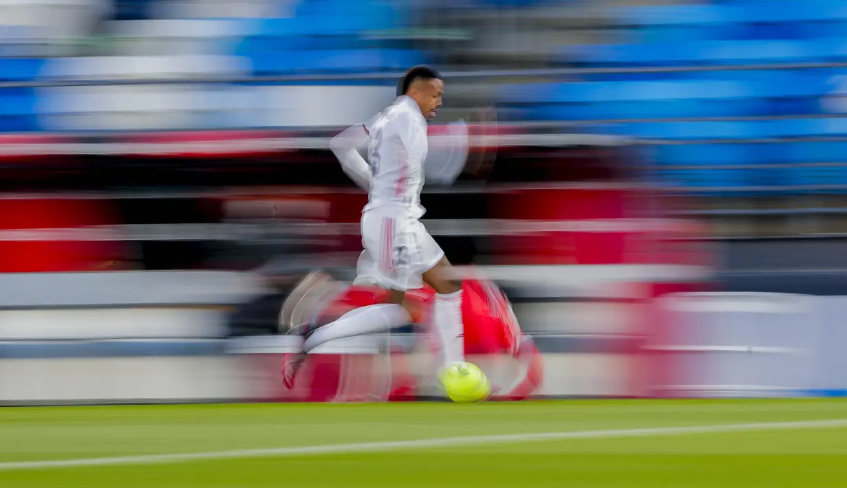 Pemain Real Madrid, Eder Militao, menggiring bola saat melawan Sevilla pada laga Liga Spanyol di Stadion Alfredo di Stefano, Minggu (10/5/2021). Kedua tim bermain imbang 2-2. (AP/Manu Fernandez)