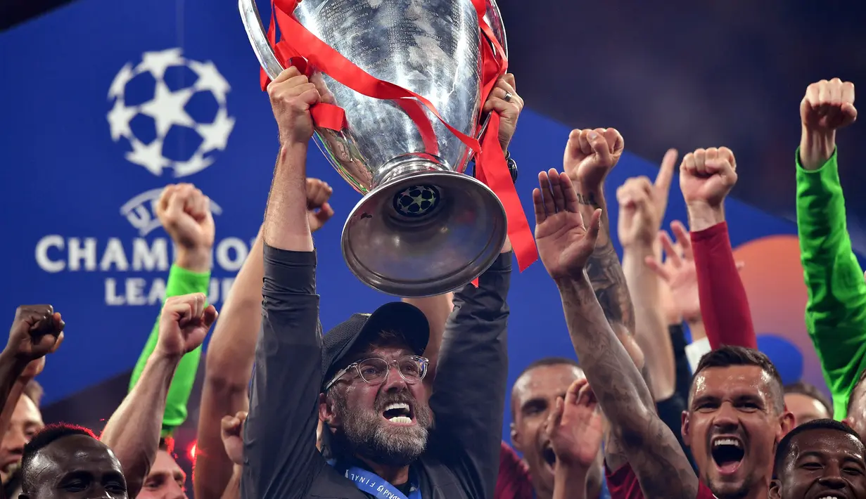 Jurgen Klopp. Pelatih berusia 54 tahun yang kini menangani Liverpool ini belum pernah sekalipun mengalami pemecatan saat mengarsiteki Mainz 05 dan Borussia Dortmund. Ditambah saat menangangi The Reds, ia total telah mengoleksi 11 trofi juara sejak 2001. (AFP/Ben Stansall)