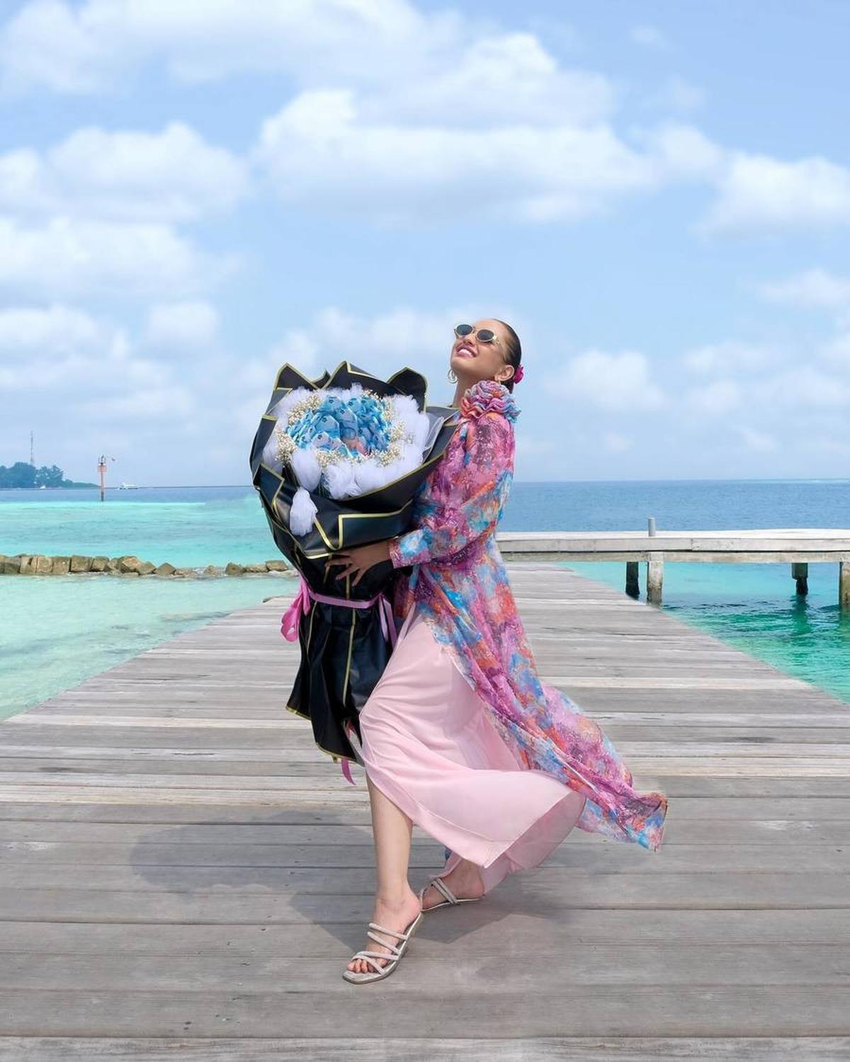 Selain di kapal, perayaan tersebut juga dilakukan ketika kapal berlabuh di sebuah dermaga, di mana Rumy mengambil kesempatan untuk berfoto di situ.