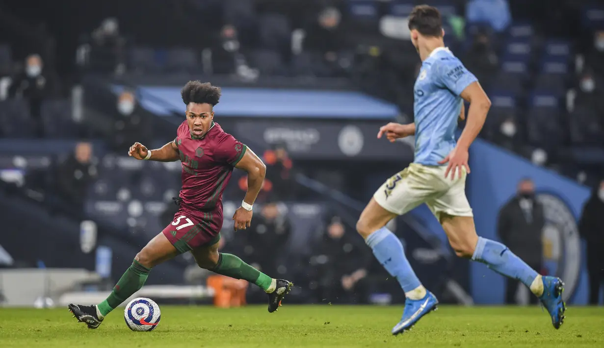 Penyerang Wolverhampton Wanderers, Adama Traore berlari saat bertanding melawan Manchester City pada pertandingan lanjutan Liga Inggris di stadion Etihad di Manchester, Inggris, Rabu (3/3/2021). City kini  kukuh di puncak klasemen dengan 62 poin dari 27 partai. (Paul Ellis/Pool via AP)