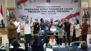 Ketua KPU RI, Arief Budiman (keenam kiri) memimpin pengundian dan penetapan penyiaran debat pasangan Calon Presiden dan Wakil Presiden Pemilu 2019 di Jakarta, Rabu (26/12). Lima sesi debat akan dilaksanakan di Jakarta. (Liputan6.com/Helmi Fithriansyah)