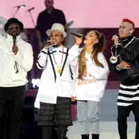 Black Eyed Peas dan Ariana Grande di konser One Love Manchester. (AP Exchange/Bintang.com)