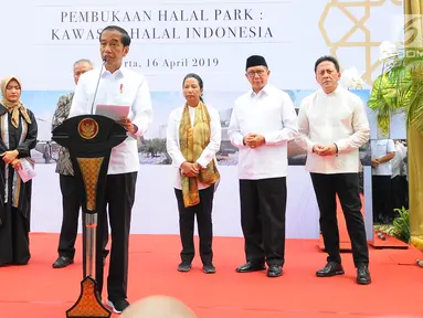 Presiden Joko Widodo atau Jokowi memberi sambutan saat meresmikan Halal Park di Kompleks Gelora Bung Karno (GBK), Senayan, Jakarta, Selasa (16/4). Jokowi mengungkapkan, Halal Park nantinya akan memiliki luas 21 ribu meter persegi. (Liputan6.com/Angga Yuniar)
